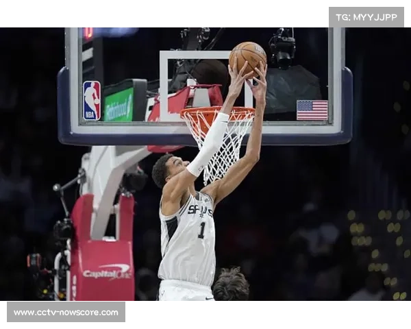 文班亚马盖帽后指天庆祝，马刺防守强度提升